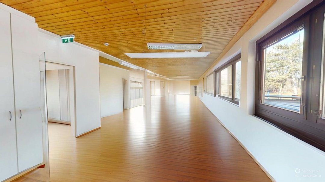 Fläche im OG (KI defurnished)