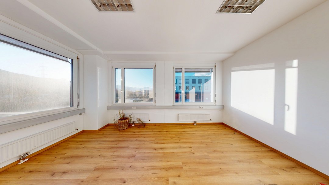 lichtdurchflutetes Eckbüro